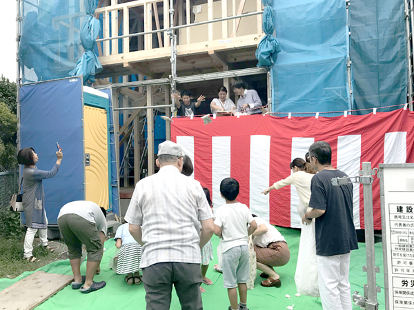 8月26日 枚方市宇山町 上棟式「餅まき」の様子