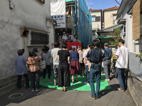 10月9日 枚方市東船橋 上棟式「餅まき」の様子