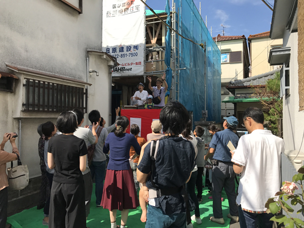 10月9日 枚方市東船橋 上棟式「餅まき」の様子