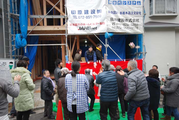 12月16日 大東市北条上棟式「餅まき」の様子