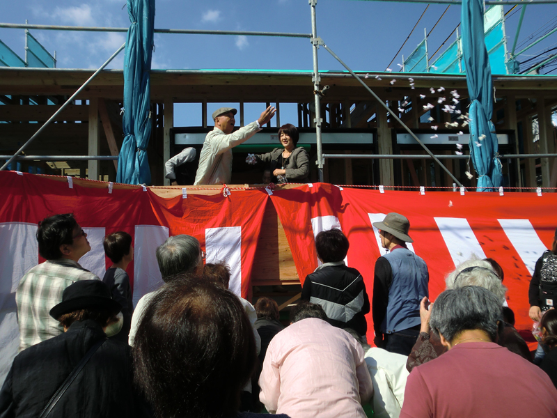 10月29日(月)大阪府枚方市牧野阪「餅まき」の様子