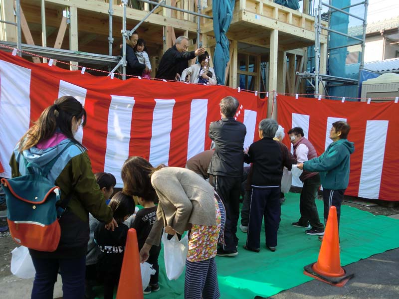 11月21日(水)大阪府枚方市牧野阪「餅まき」の様子