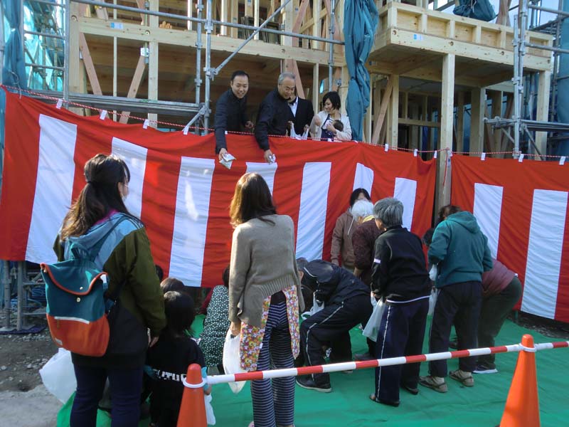 11月21日(水)大阪府枚方市牧野阪「餅まき」の様子