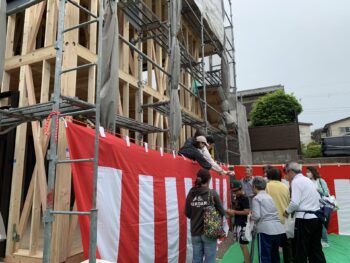 5／19(日)　八幡市男山吉井　上棟式「餅まき」の様子をご紹介します。